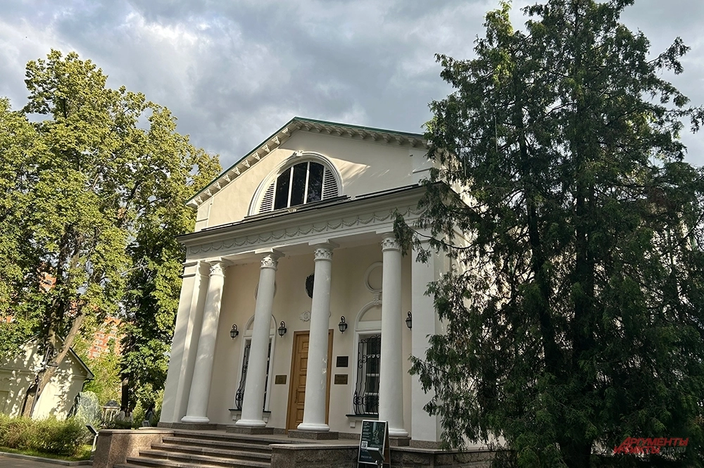 Музей памяти семьи Императора Николая II в усадьбе Белая дача.