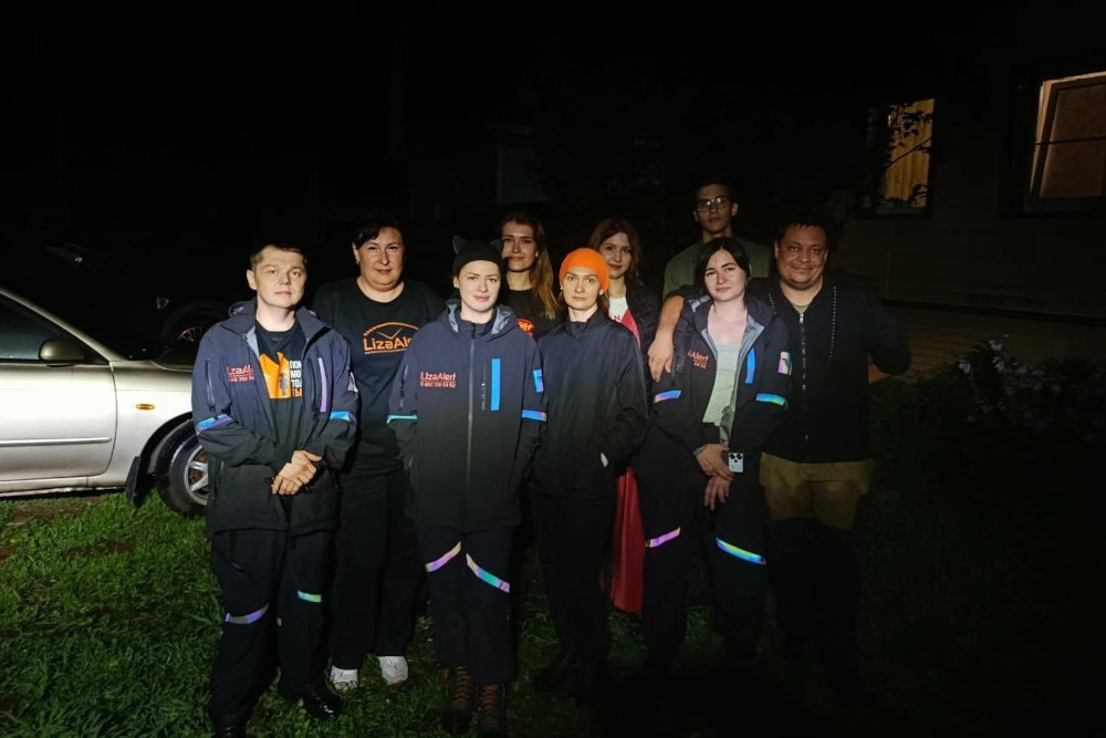 Уставшие, но довольные поисковики, которые только что спасли человека.