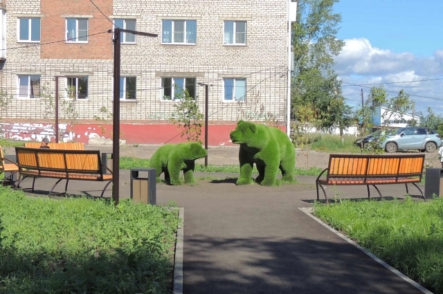 Зелёные фигуры украсили городской сквер.