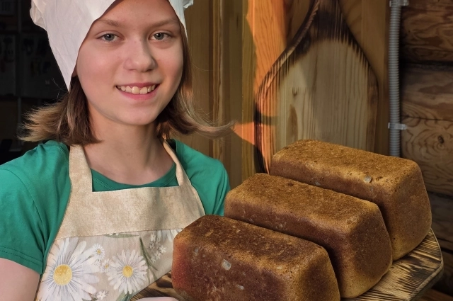 Сначала девочка научилась печь хлеб.