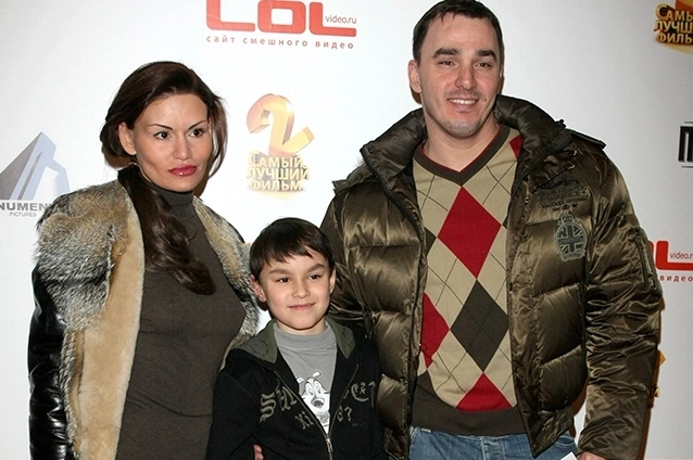 Кирилл Андреев с женой и сыном.