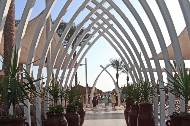 Над оформлением отелей работают команды дизайнеров. 