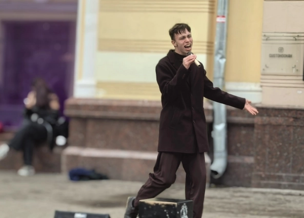 Кто-то остался послушать уличных музыкантов.