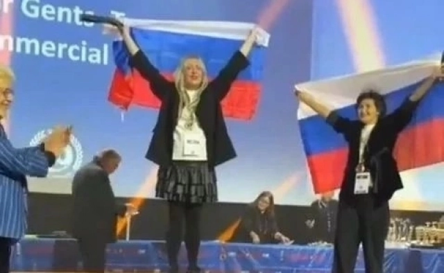 Ольга подняла флаг России.