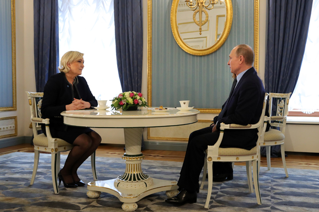 24 марта 2017. Владимир Путин и Марин Ле Пен во время встречи.