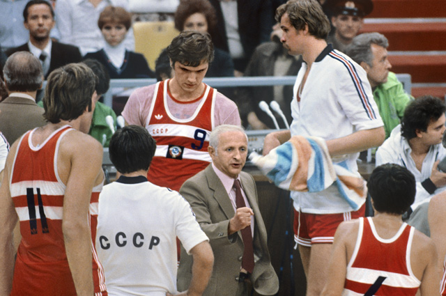 Александр Гомельский (в центре) на баскетбольном турнире мужских команд СССР и Бразилии XXII летних Олимпийских игр.