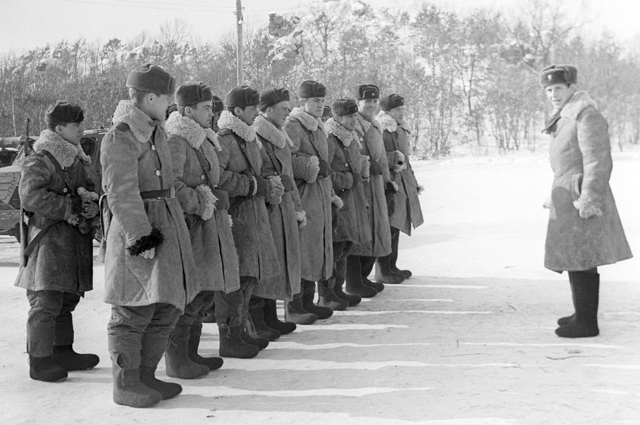 Старший лейтенант Виталий Бубенин, отличившийся в бою во время провокации на советско-китайской границе на острове Даманском на реке Уссури 2 марта 1969 года, инструктирует наряд. Зима 1968 года.