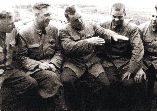 Иван Кожедуб во время корейской войны с летчиками 324-й дивизии.