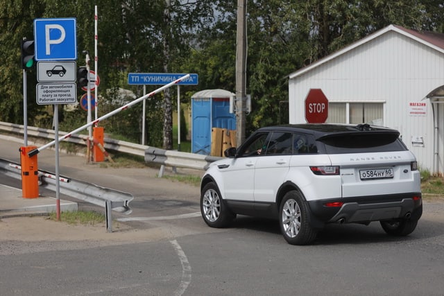 Для автомобилей с российскими номерами граница с Эстонией перекрыта