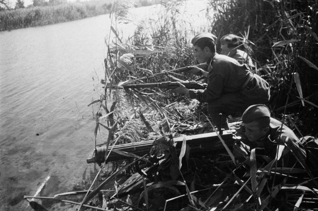 Советские солдаты у берега реки Днепр. 1943 г._2