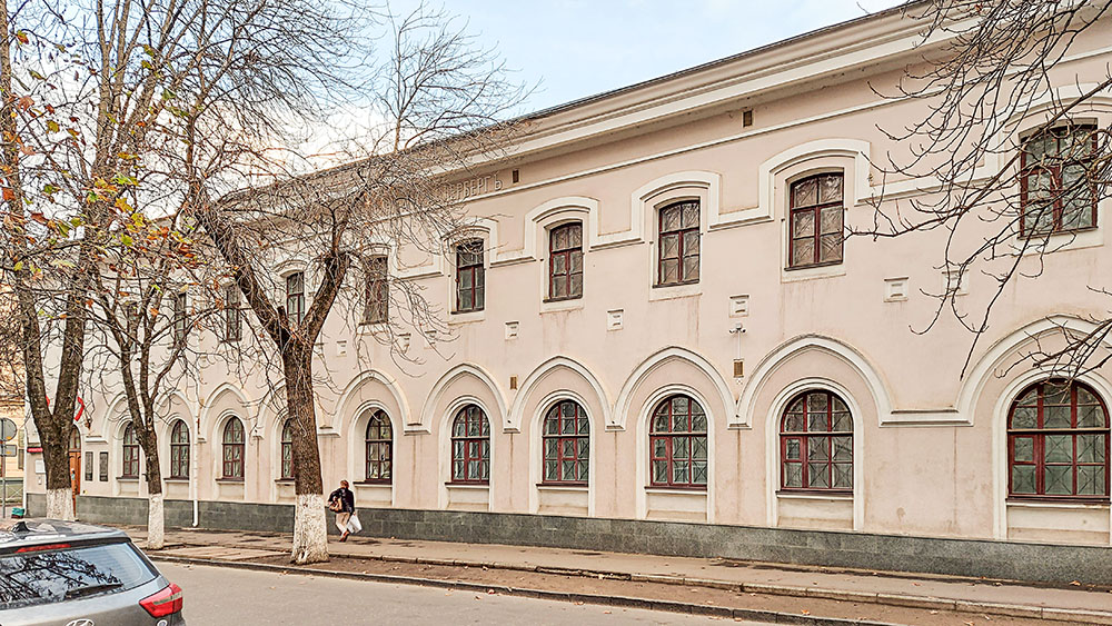Приют для девочек графини Адлерберг. Сейчас в этом здании располагается Крымский этнографический музей.