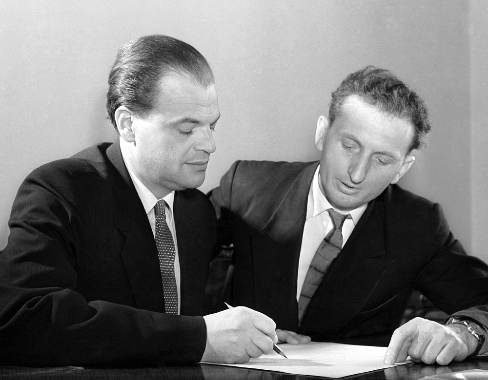 Лауреаты Ленинской премии (1959) физики Николай Геннадьевич Басов (1922-2001) и Александр Михайлович Прохоров (1916-2002), 1959 г.