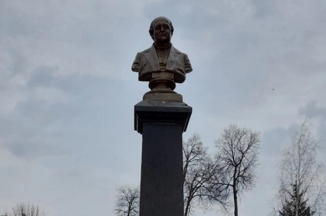 Памятник великому русскому актёру.