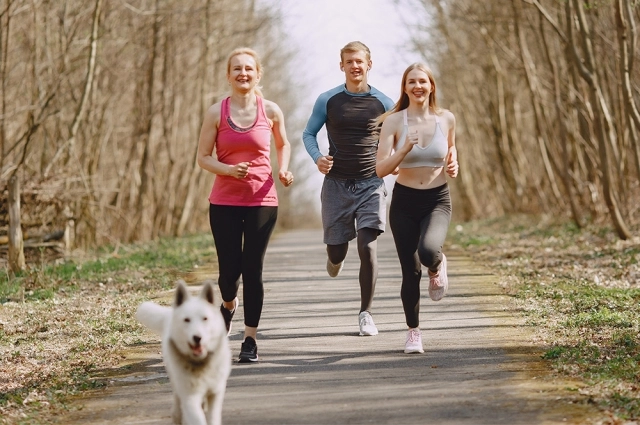 Марафон - среди бегущих первых нет, и отстающих...