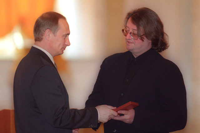 Президент Путин поздравляет Александра Градского с присвоением звания Народного артиста России, 2000 год