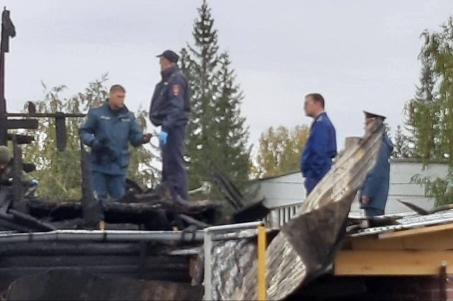 Четвертого ребенка мертвым обнаружили пожарные.