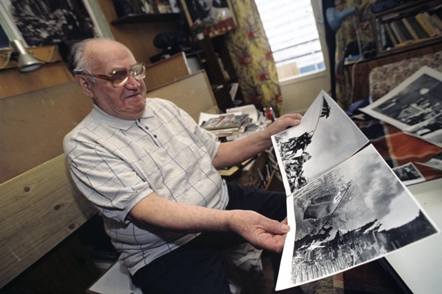 Евгений Ананьевич Халдей (10 марта 1917 — 6 октября 1997). Показывает один из самых известных его снимков - «Знамя Победы над Рейхстагом».