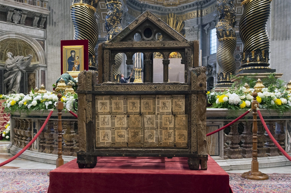 Реликвия деревянного трона, известного как «Кафедра Святых Петра Апостолов».