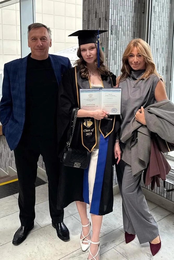 Александр Иратов, Ксения Иратова и Алена Апина.