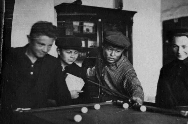 Або Шаракшанэ с друзьями в Иркутске в 1937 году.