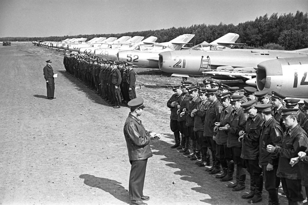 Летчики реактивных истребителей МИГ-17 перед вылетом на задание.