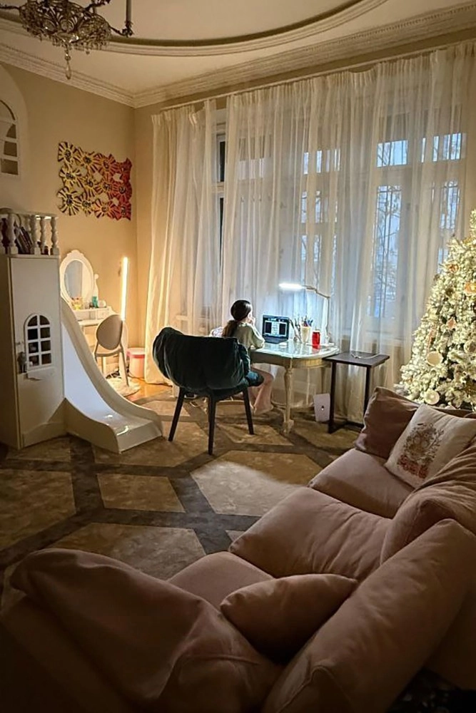 Олиавия в своей комнате.