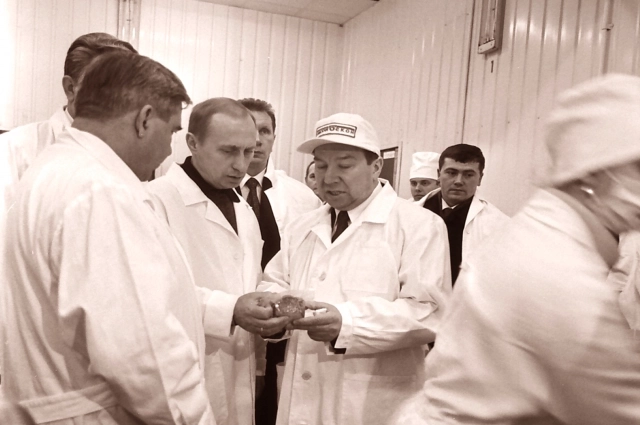 Президент осмотрел цеха и выставку продукции. 