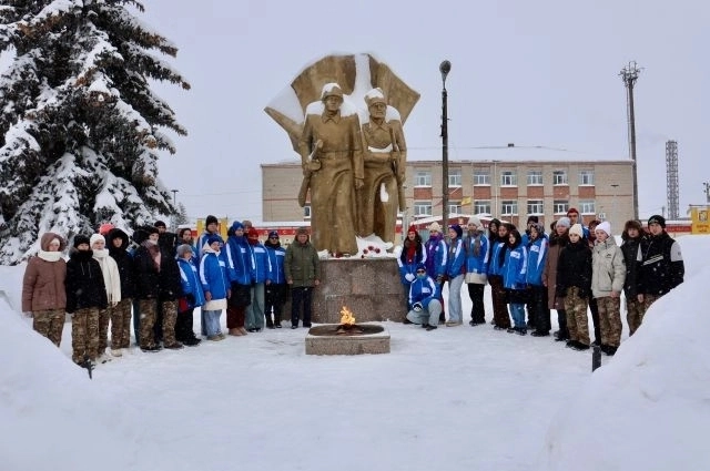 Студенты участвуют в благоустройстве памятников и мемориалов.