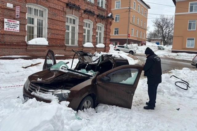 Машину сплющило