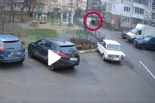 Момент нападения на девушку попал на камеру видеонаблюдения.