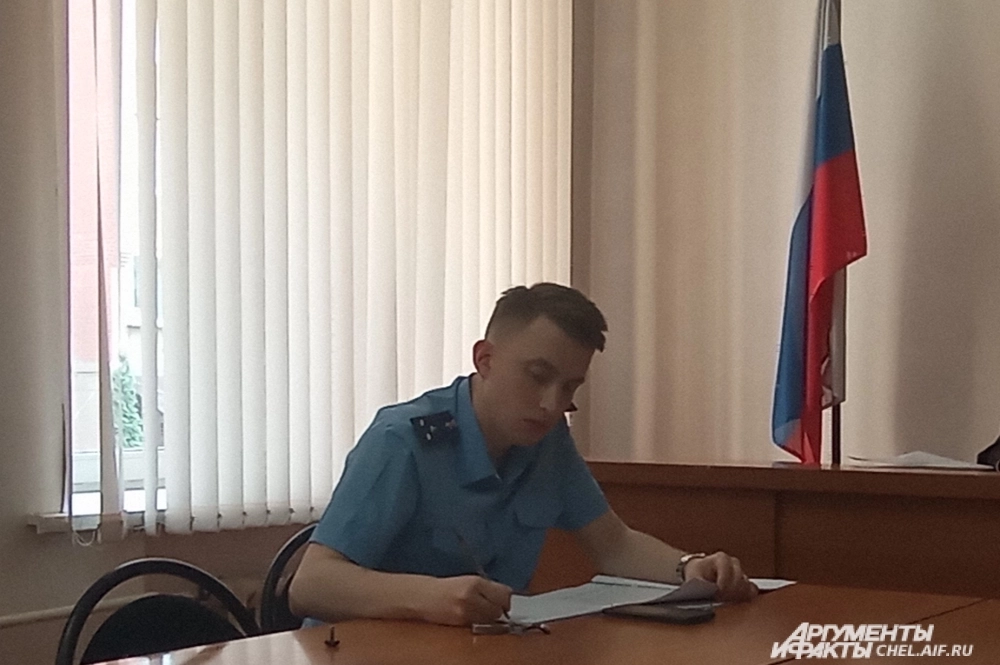 Гособвинитель и судья пытаются воссоздать картину произошедшего.