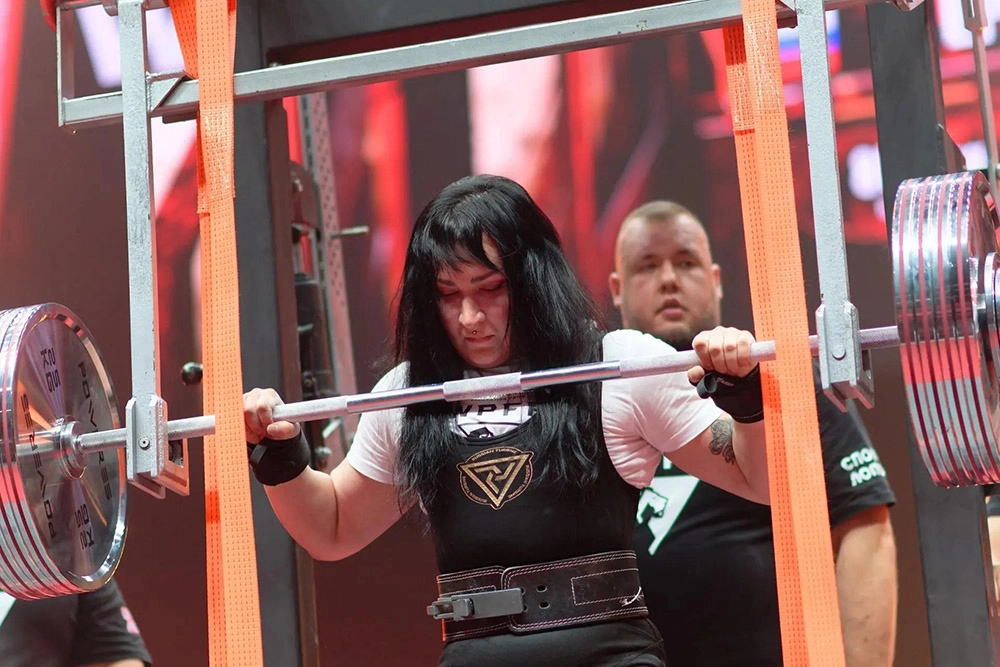 В пауэрлифтинге имеет значение соотношение поднятого веса к собственному. Чем оно больше, тем лучше результат.