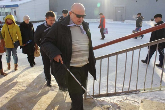 Инвалид Сергей Филатов проверяет доступную среду на вокзале Сургута.
