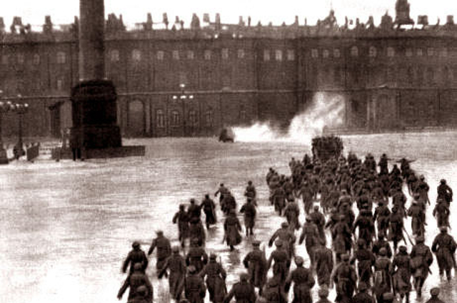 Осень 1917 года предстает в виде разрушительной деятельности большевиков