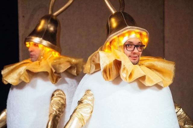 Персонажи новогоднего шоу московских артистов - звенящие колокольчики.