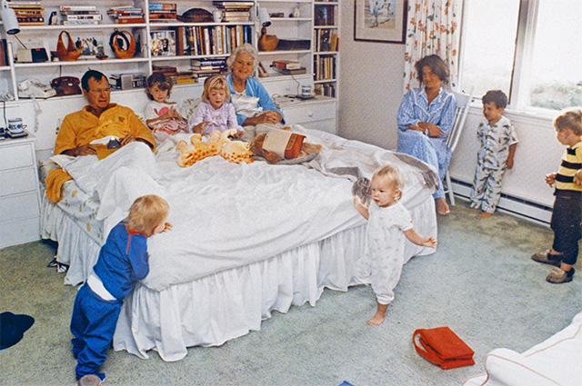Джордж и Барбара Буш в окружении внуков. 1987 г.