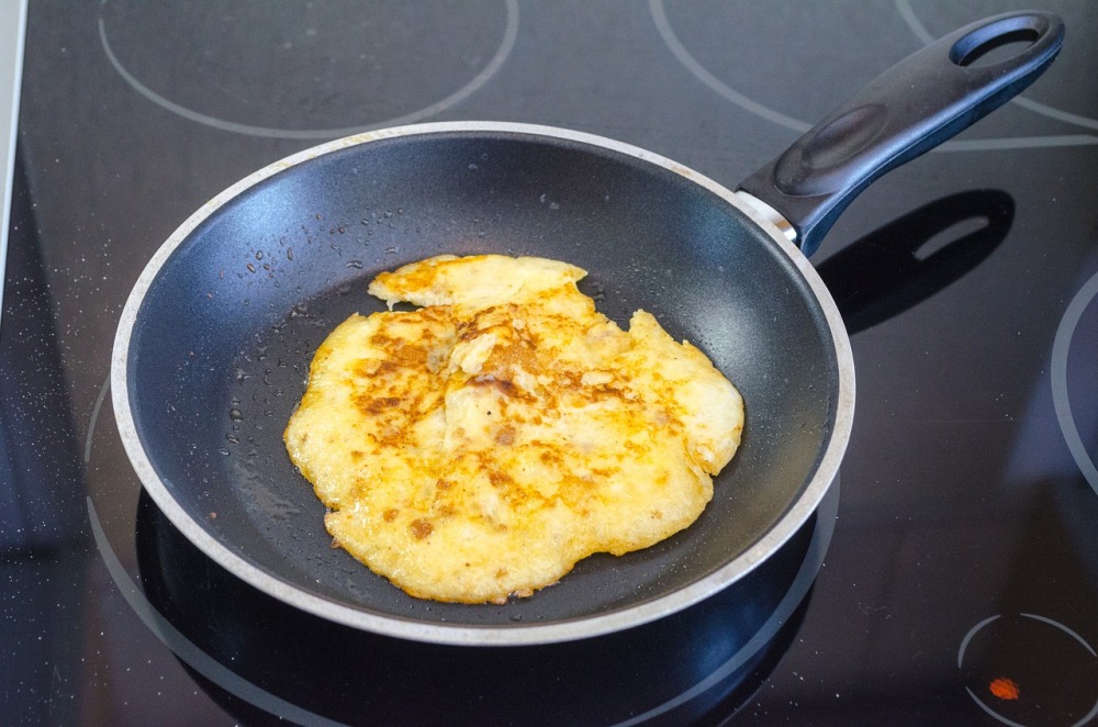 Не готовьте яйца на сильном огне, иначе ваш завтрак будет испорчен.
