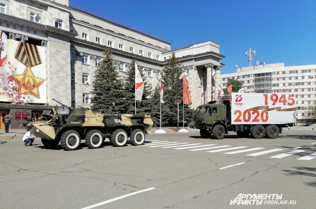 На площади им. Ленина в Оренбурге начались торжественные мероприятия, посвященные 75-летию Победы в Великой Отечественной войне