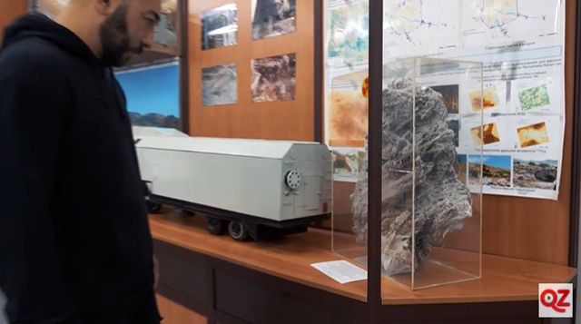Экспонат музея в Курчатове: гранитный камень, превращённый от ядерного взрыва в пористую массу.
