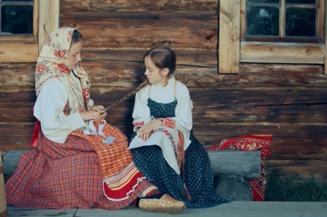 Десятилетняя школьница Аня из Березников во время экскурсии по музею попадает в прошлое, в разные исторические периоды развития Верхнекамья. 