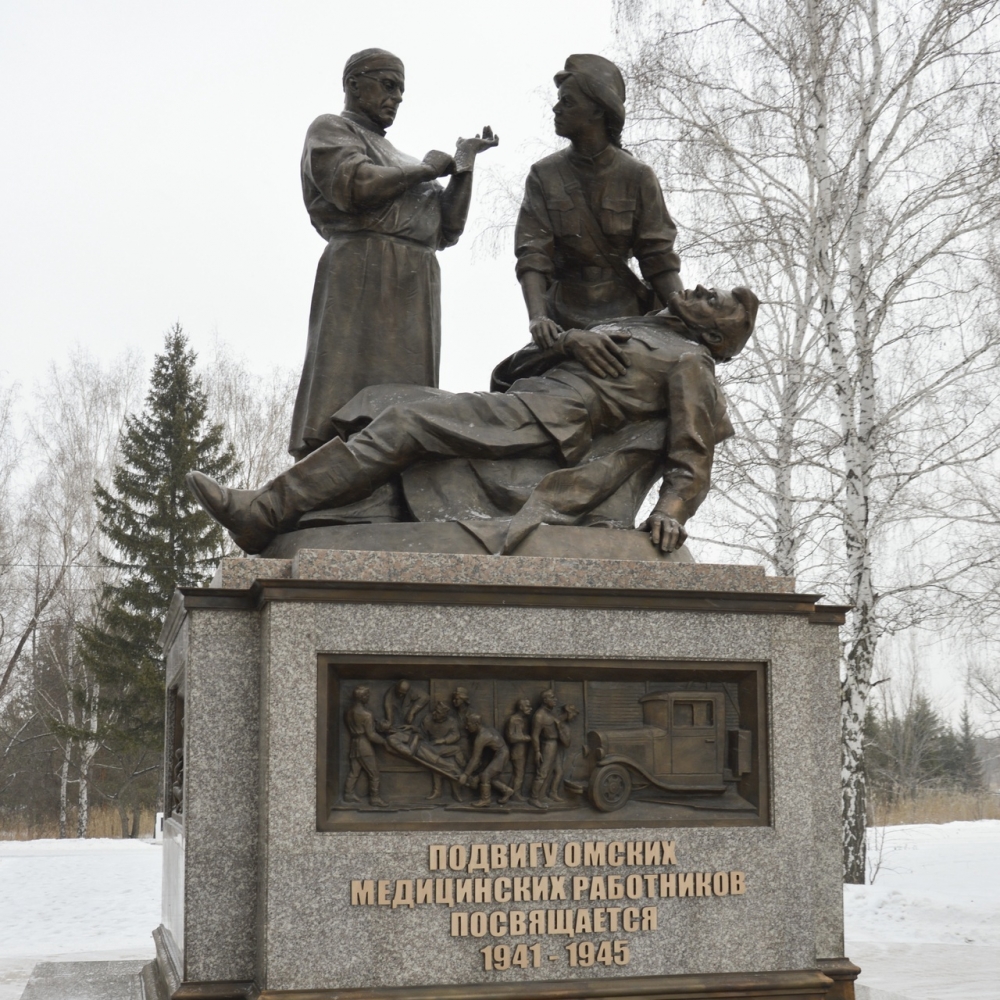 памятник подвигу медицинских работников в годы Великой Отечественной войны достойно вписался в ландшафт парка  