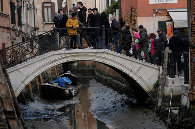 Обмелевший канал в Венеции.