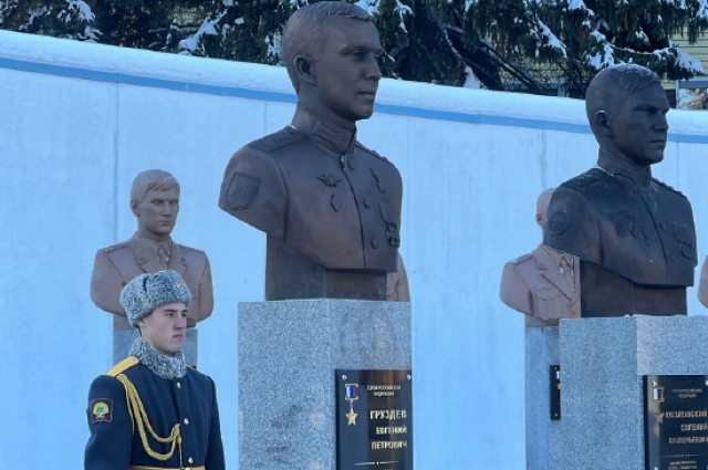 На Аллее героев Новосибирского высшего военного командного училища установлен бюст Евгения Груздева. 