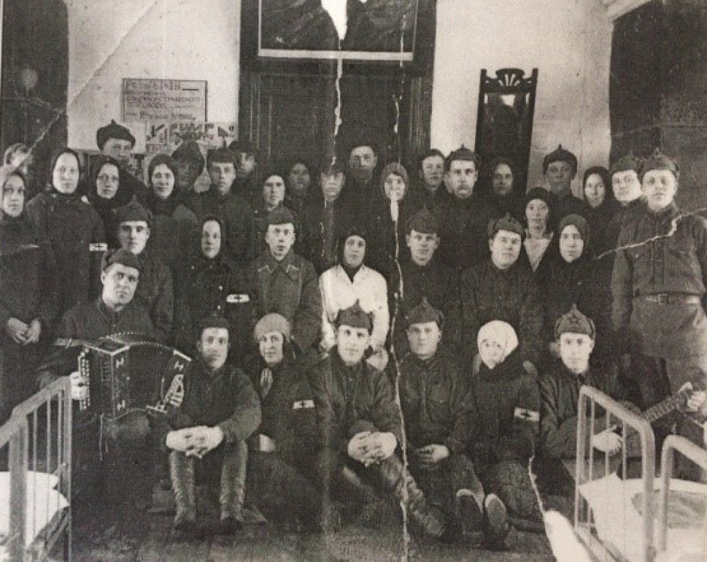 Медицинский персонал и военныев помещении учительской школы №3 