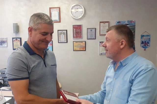 Сергей Горелов вручает награду Сергею Ермоченко за содействие в патриотическом воспитании молодежи