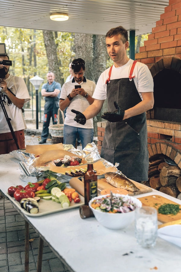 Гости с большим аппетитом съели всё купленное, выловленное и заботливо приготовленное профессиональным шеф-поваром. 