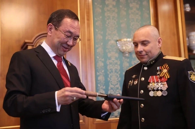 Дмитрию Куценко подарили знаменитый якутский нож.