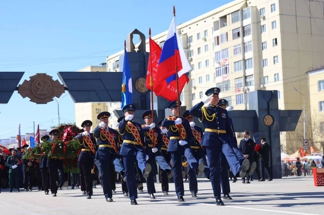 Парад на площади Победы был торжественным и ярким.