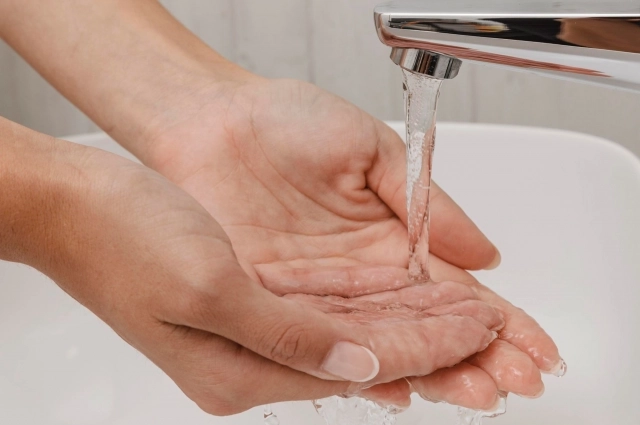 Водонагреватели есть не у всех. Люди вынуждены постоянно греть воду.
