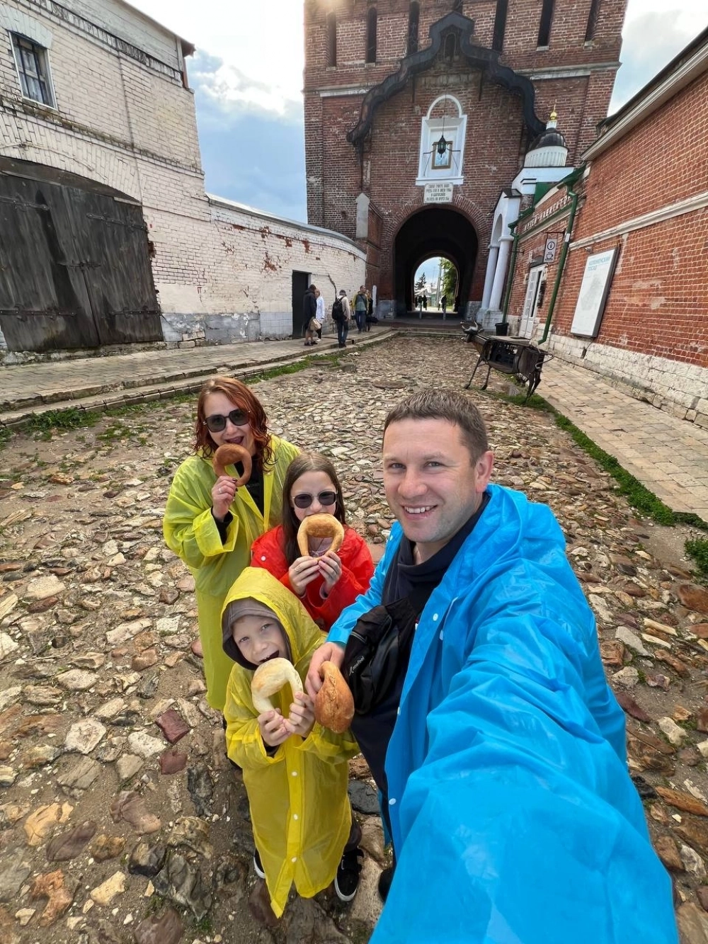 И дождь не страшен, когда в путешествии все вместе.